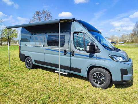 Campervan mit Markise, Dieselheizung und isoliertem, beheiztem Abwassertank für komfortables Camping.