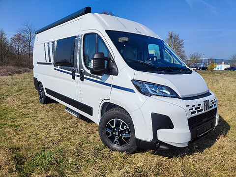 Moderner Camper für Camping und Roadtrips in Deutschland.