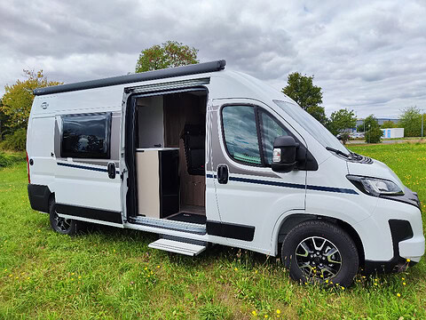Moderner Camper Carado CV600 PRO auf grünem Feld, ideal für Camping und Reisen.