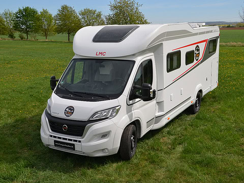 Cockpit des Wohnmobil Außenansicht von vorne links mit